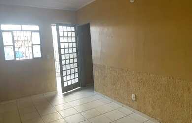 Imagem: A casa possui 2 Dormitórios, 1 Banheiro, 1 Vaga na garagem