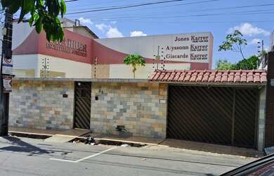 Imagem: A casa possui 5 Dormitórios, 5 Banheiros, 4 Vagas na garagem