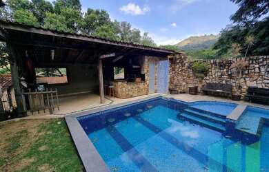 Imagem: A casa possui 3 Dormitórios, 4 Banheiros, 4 Vagas na garagem