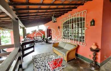 Imagem: A casa possui 3 Dormitórios, 3 Banheiros, 1 Vaga na garagem