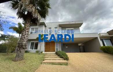 Imagem: A casa em condomínio possui 4 Dormitórios, 5 Banheiros, 4