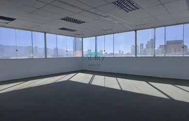 Imagem: O depósito possui 4 Vagas na garagem e 800m² de Área e está