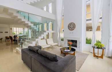 Imagem: A casa em condomínio possui 4 Dormitórios, 5 Banheiros, 4