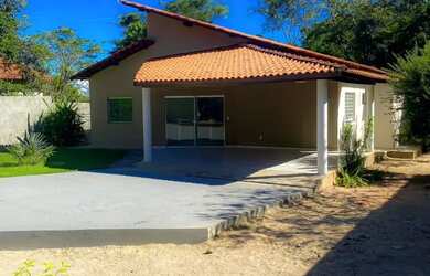 Imagem: A casa possui 3 Dormitórios, 2 Banheiros, 2 Vagas na garagem