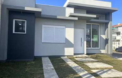 Imagem: A casa possui 3 Dormitórios, 2 Banheiros, 2 Vagas na garagem