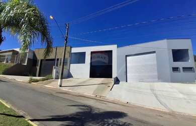 Imagem: O depósito possui 4 Vagas na garagem, 205m² de Área, Imóvel