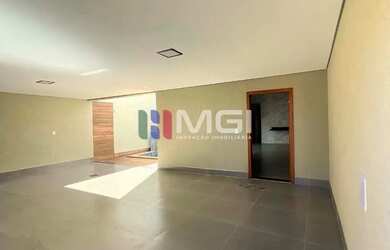 Imagem: A casa possui 3 Dormitórios, 2 Banheiros, 2 Vagas na garagem