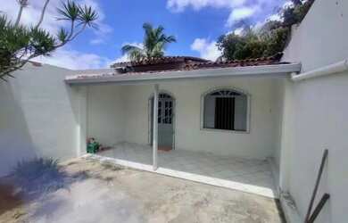 Imagem: A casa possui 2 Dormitórios, 1 Banheiro e 1 Vaga na garagem