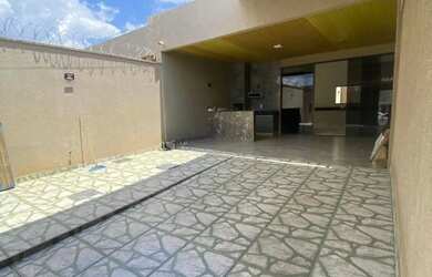 Imagem: A casa possui 3 Dormitórios, 2 Banheiros, 2 Vagas na garagem