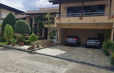 Imagem: A casa em condomínio possui 4 Dormitórios, 5 Banheiros, 5