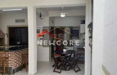 Imagem: A casa possui 4 Dormitórios, 3 Banheiros, 2 Vagas na garagem