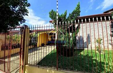 Imagem: A casa possui 3 Dormitórios, 1 Banheiro, 5 Vagas na garagem