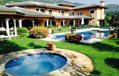 Imagem: A casa em condomínio possui 5 Dormitórios, 5 Banheiros e 1000m²