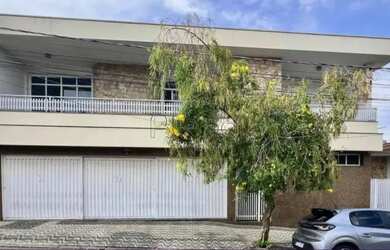 Imagem: A casa possui 3 Dormitórios, 5 Banheiros, 3 Vagas na garagem