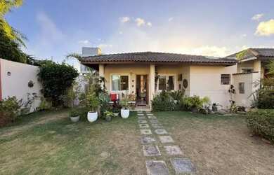 Imagem: A casa possui 3 Dormitórios, 2 Banheiros, 2 Vagas na garagem