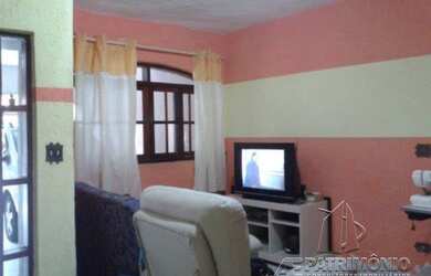 Imagem: A casa possui 3 Dormitórios, 2 Banheiros, 4 Vagas na garagem