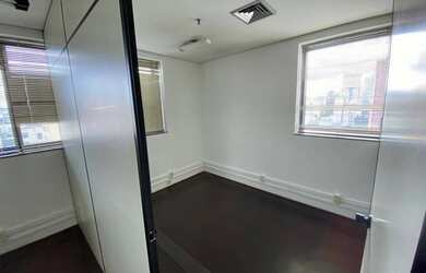 Imagem: O depósito possui 3 Vagas na garagem e 112m² de Área e está