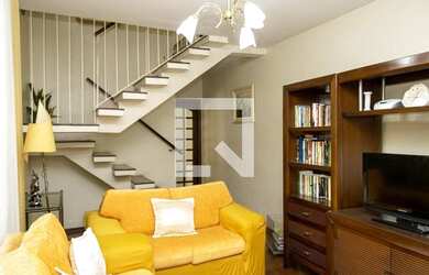 Imagem: A casa possui 3 Dormitórios, 3 Banheiros, 2 Vagas na garagem