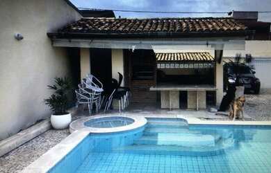 Imagem: A casa possui 4 Dormitórios, 5 Banheiros, 5 Vagas na garagem