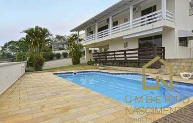 Imagem: A casa possui 4 Dormitórios, 4 Banheiros, 5 Vagas na garagem