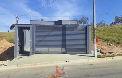 Imagem: A casa possui 2 Dormitórios, 2 Banheiros, 2 Vagas na garagem