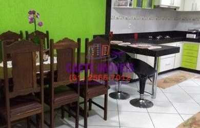 Imagem: A casa possui 2 Dormitórios, 2 Banheiros, 2 Vagas na garagem