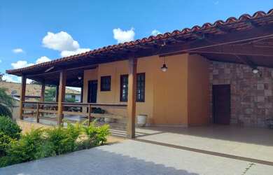 Imagem: A casa possui 5 Dormitórios, 5 Banheiros, 4 Vagas na garagem