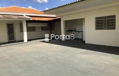 Imagem: A casa possui 3 Dormitórios, 3 Banheiros, 2 Vagas na garagem