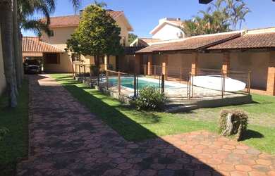 Imagem: A casa e possui 4 Dormitórios, Suítes, 3 Banheiros, 3 Vagas