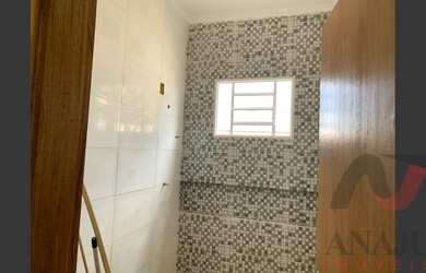 Imagem: A casa possui 2 Dormitórios, 1 Banheiro, 2 Vagas na garagem