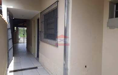 Imagem: A casa possui 2 Dormitórios, 1 Banheiro, 2 Vagas na garagem