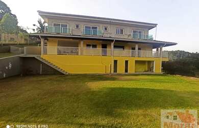 Imagem: A casa possui 3 Dormitórios, 5 Banheiros, 2 Vagas na garagem