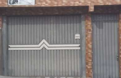 Imagem: A casa possui 3 Dormitórios, 2 Banheiros, 1 Vaga na garagem