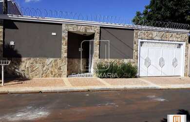 Imagem: A casa possui 3 Dormitórios, 1 Banheiro, 3 Vagas na garagem