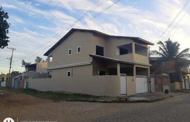 Imagem: A casa possui 4 Dormitórios, 3 Banheiros, 1 Vaga na garagem