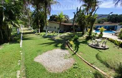 Imagem: A casa possui 4 Dormitórios, 3 Banheiros, 4 Vagas na garagem