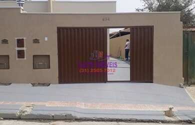 Imagem: A casa possui 3 Dormitórios, 1 Banheiro, 2 Vagas na garagem