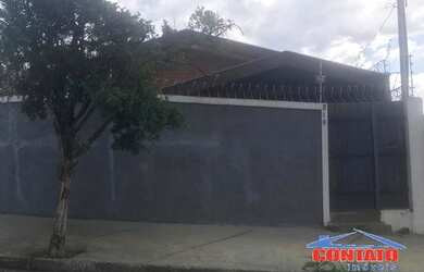 Imagem: A casa possui 3 Dormitórios, 1 Banheiro, 2 Vagas na garagem