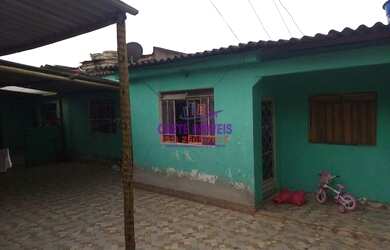 Imagem: A casa possui 3 Dormitórios, 2 Banheiros, 4 Vagas na garagem