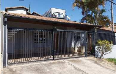 Imagem: A casa possui 3 Dormitórios, 1 Banheiro, 2 Vagas na garagem