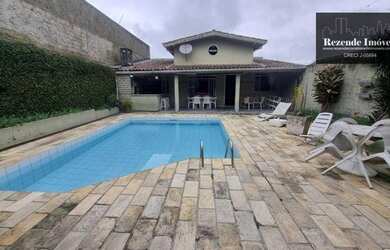 Imagem: A casa possui 5 Dormitórios, 1 Banheiro, 5 Vagas na garagem