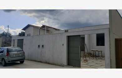 Imagem: A casa possui 3 Dormitórios, 1 Banheiro, 2 Vagas na garagem