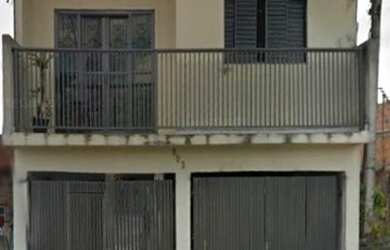 Imagem: A casa possui 3 Dormitórios, 2 Banheiros, 2 Vagas na garagem