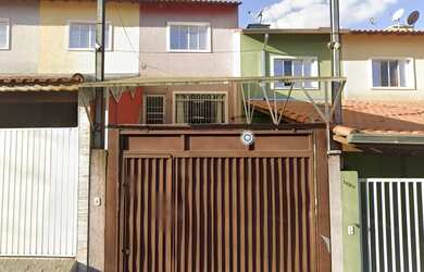 Imagem: A casa possui 2 Dormitórios, 2 Banheiros, 2 Vagas na garagem