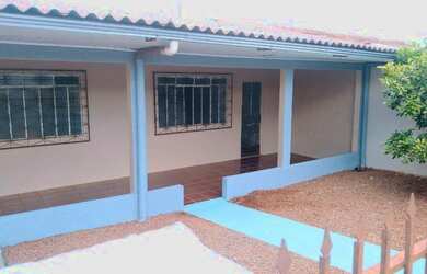 Imagem: A casa possui 3 Dormitórios, 2 Banheiros, 2 Vagas na garagem