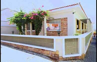 Imagem: A casa possui 4 Dormitórios, 2 Banheiros, 270m² de Área e