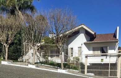 Imagem: A casa possui 3 Dormitórios, 1 Banheiro, 3 Vagas na garagem