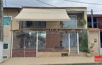 Imagem: A casa possui 3 Dormitórios, 2 Banheiros, 2 Vagas na garagem