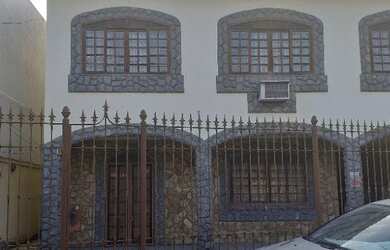 Imagem: A casa possui 4 Dormitórios, 5 Banheiros, 4 Vagas na garagem