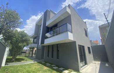 Imagem: A casa possui 3 Dormitórios, 3 Banheiros, 4 Vagas na garagem